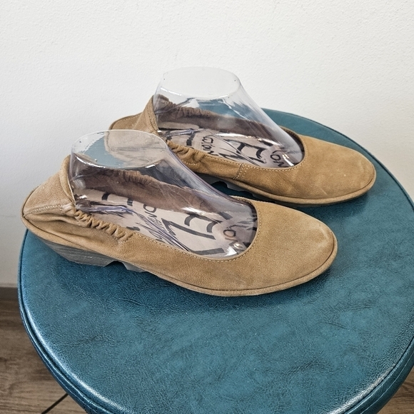 FLY London Leather Low Wedge Pumps  Size 42 US 10-10.5 - Picture 1 of 14